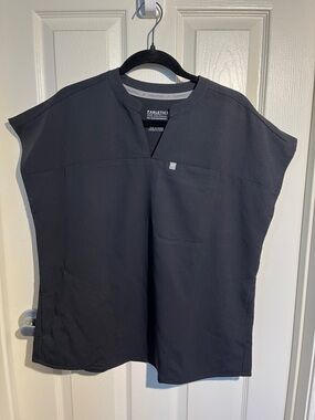 Fabletics Women's Evolve scrub top in black